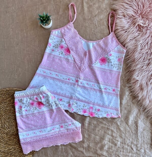 Baby doll elegante com renda, decote em V nas costas, alças ajustáveis e tecido fluido. Estampas digitais que não desbotam e conforto com sofisticação.