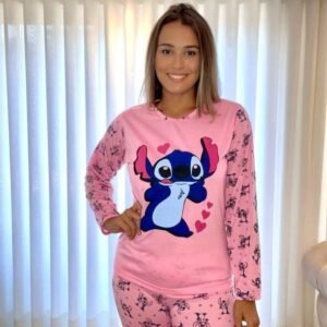 Pijama de inverno em malha fio 70 com mangas e calça estampadas. Personagens nostálgicos, cores alegres e conforto ideal para dias frios.