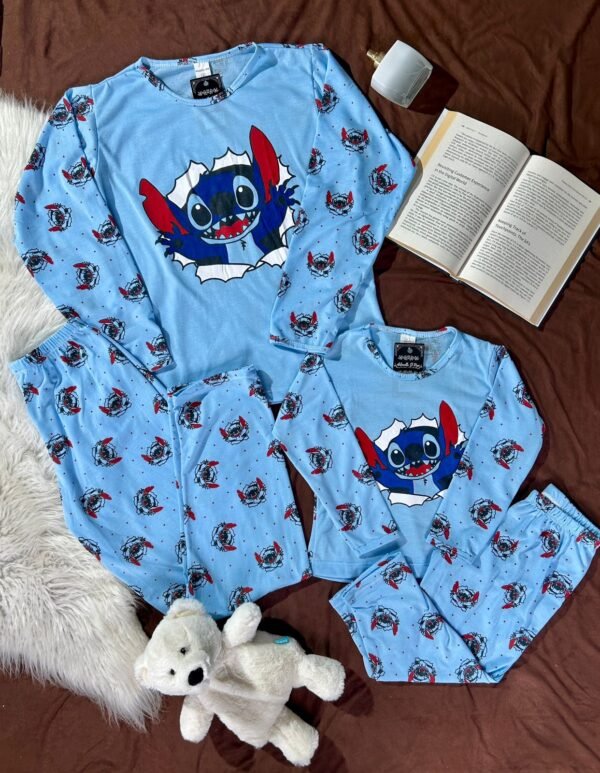 Pijama de inverno em malha fio 70 com mangas e calça estampadas. Personagens nostálgicos, cores alegres e conforto ideal para dias frios.