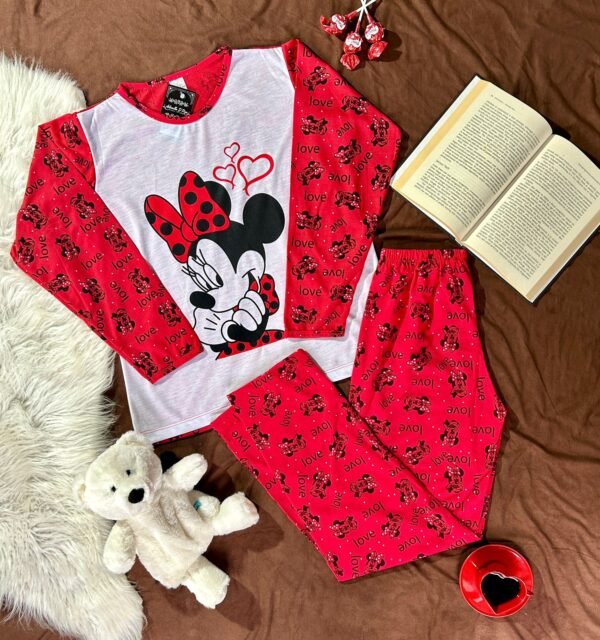 Pijama de inverno em malha fio 70 com mangas e calça estampadas. Personagens nostálgicos, cores alegres e conforto ideal para dias frios.