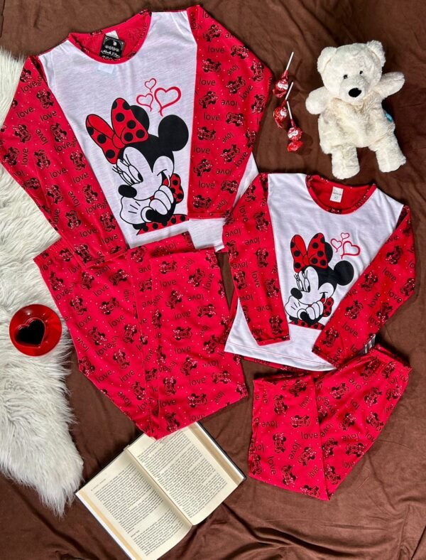 Pijama de inverno em malha fio 70 com mangas e calça estampadas. Personagens nostálgicos, cores alegres e conforto ideal para dias frios.