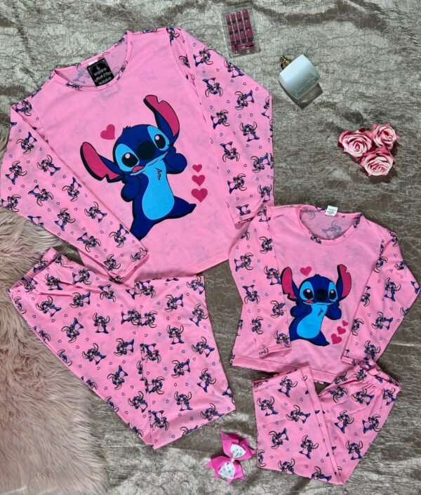 Pijama de inverno em malha fio 70 com mangas e calça estampadas. Personagens nostálgicos, cores alegres e conforto ideal para dias frios.