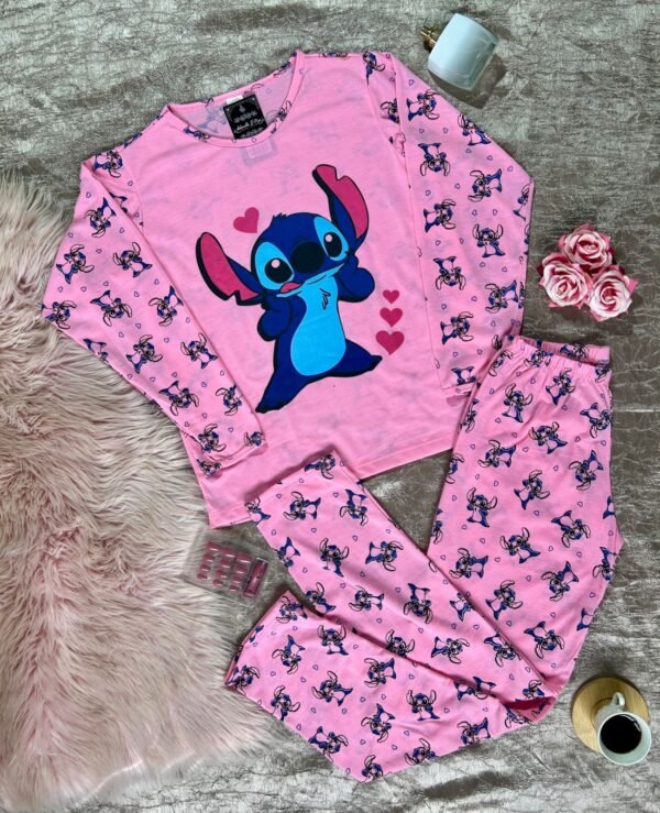 Pijama de inverno em malha fio 70 com mangas e calça estampadas. Personagens nostálgicos, cores alegres e conforto ideal para dias frios.