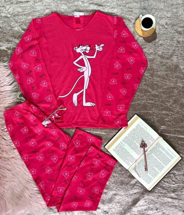 Pijama de inverno em malha fio 70 com mangas e calça estampadas. Personagens nostálgicos, cores alegres e conforto ideal para dias frios.