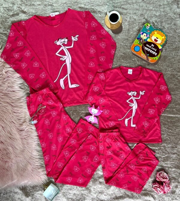 Pijama de inverno em malha fio 70 com mangas e calça estampadas. Personagens nostálgicos, cores alegres e conforto ideal para dias frios.