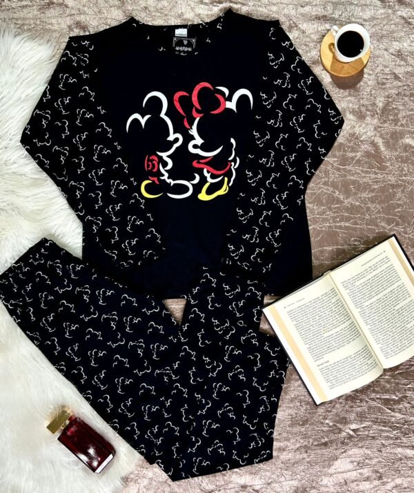 Pijama de inverno em malha fio 70 com mangas e calça estampadas. Personagens nostálgicos, cores alegres e conforto ideal para dias frios.